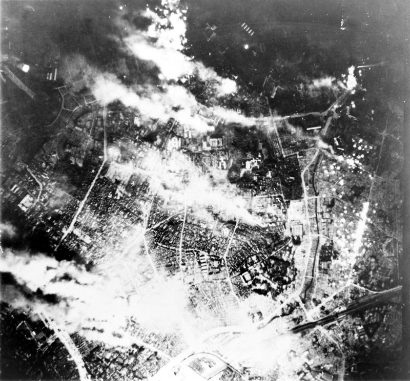 Illustration for article titled Las imágenes del bombardeo más letal de la historia, 70 años después